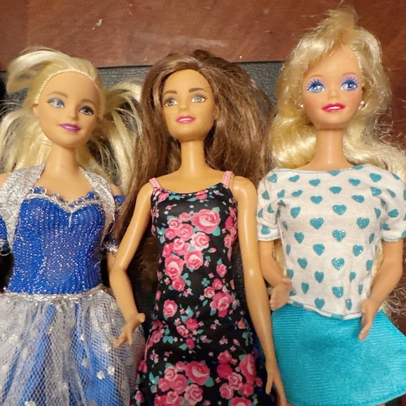 Barbie and clothing bundle - Picture 2 of 5